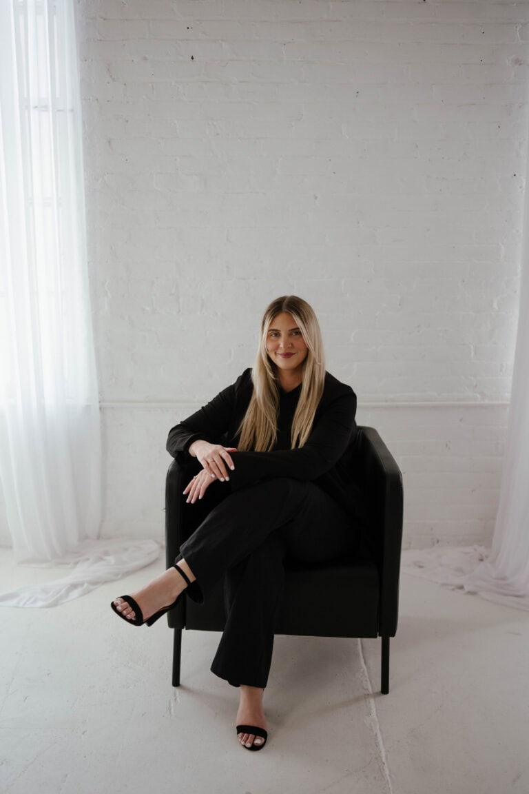 business card photo Shaela Helms 768x1152