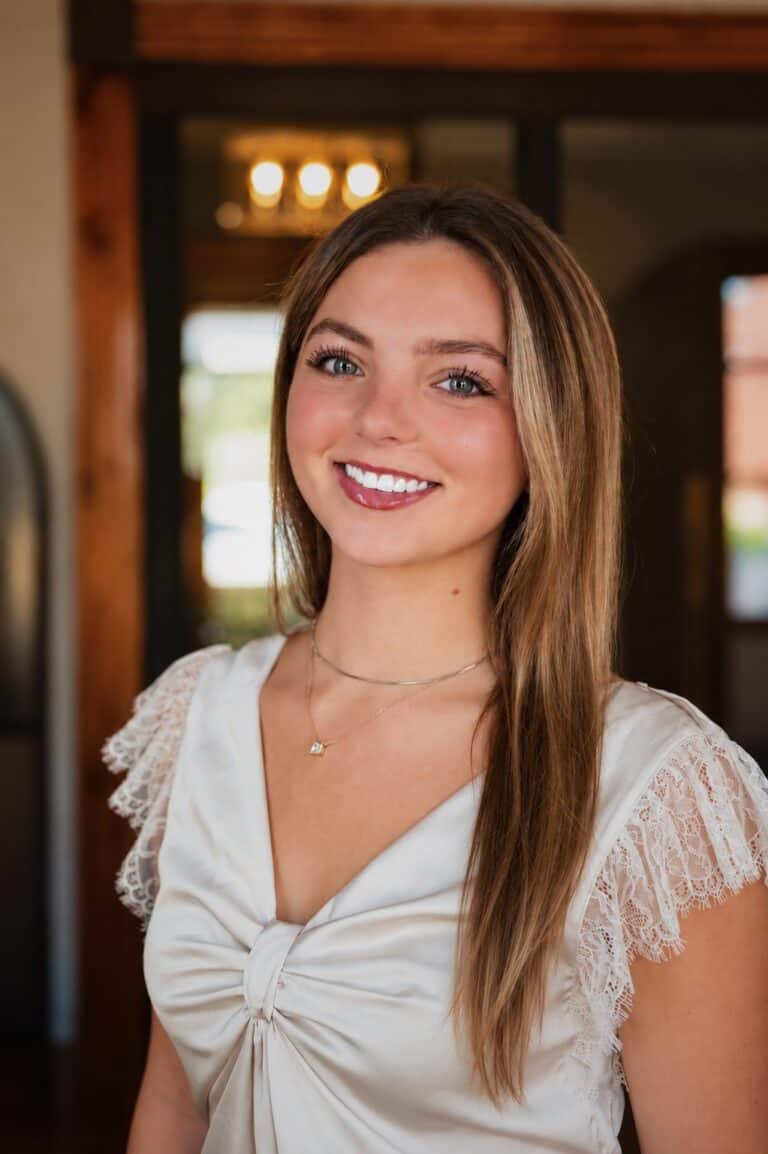 HEADSHOT Mara Roth 768x1154